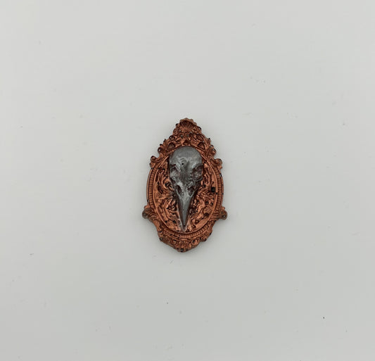 Resin Item 23133 Raven Skull on Frame MAGNET