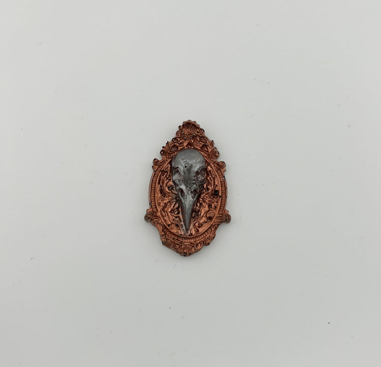 Resin Item 23133 Raven Skull on Frame MAGNET